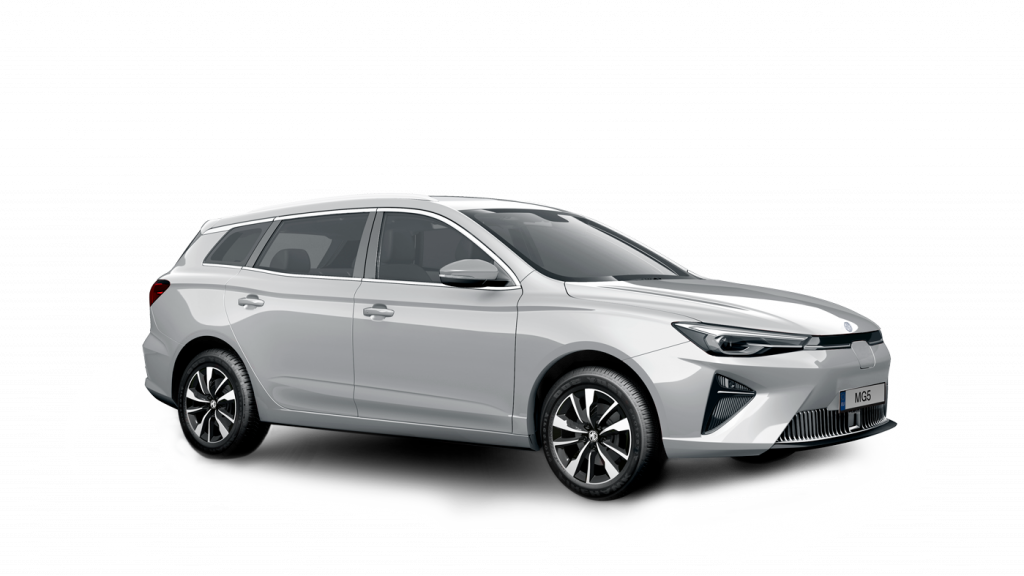 Ein silberner Kombi, von vorne links betrachtet, präsentiert sein elegantes Design, die modernen Scheinwerfer, die Leichtmetallfelgen und die getönten Scheiben, isoliert auf weißem Hintergrund.